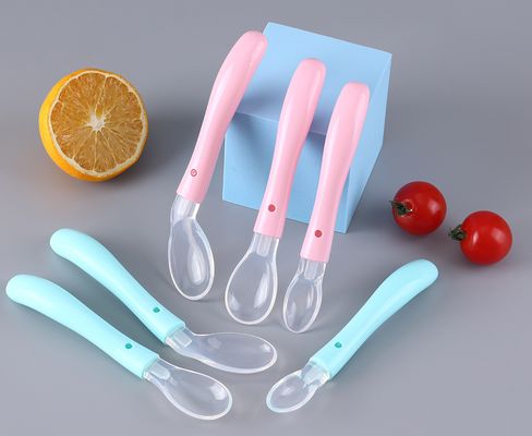 Хорошая цена. Пищевые продукты без BPA обучение малышей кормление мягкий наконечник силикон дети детская ложка детская посуда Онлайн