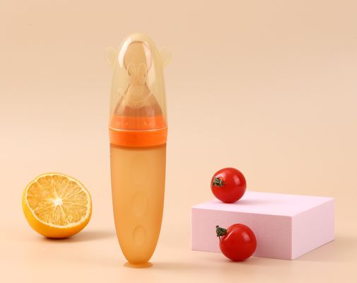 Хорошая цена. Продукт для малышей Детские зерновые Сдавливающая кормлящая ложка Силиконовая бутылка для кормления малышей с ложкой и всасывающей чашечкой Онлайн